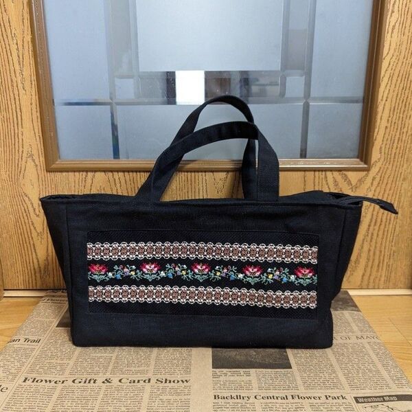 クロスステッチのお花がかわいい♪ 手刺繍入りハンドバッグ