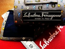 ★良品★3R00187【Ferragamo】フェラガモ「メダル 聖火 旗 カップ 柄」ネクタイ_画像3