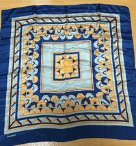 Danabari　幾何学模様 シルクスカーフ 青×水色×イエロー系 絹100%　約77×77㎝_画像1