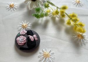 黒猫とピンクの薔薇刺繍ヘアゴム　くるみボタン