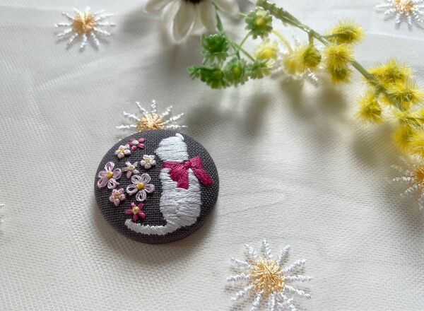 猫とお花の刺繍ヘアゴム　くるみボタン
