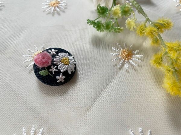 お花刺繍ヘアゴム　ピンク　くるみボタン