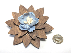 ラペルピン★ピンズ　木製　ウッド　フラワー　花　水色　ライトブルー　pin-1142