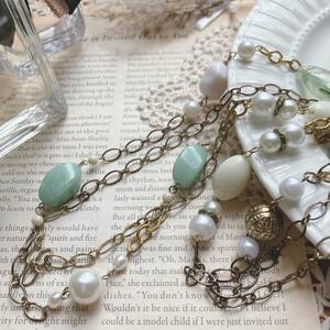 ヴィンテージロングネックレス　天然石　ビーズ　パール　グリーン　ゴールド☆vintage jewelry accessories A082