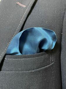 【美品】シルク100%ブルーポケットチーフ　おしゃれな胸元を演出　ネクタイとも合わせやすいブルー