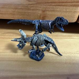 【恐竜 ティラノサウルス トリケラトプス 骨格セット】チョコエッグ 海洋堂