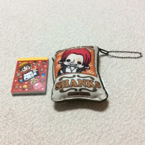 ONE PIECE メモ帳 & ONE PIECE WANTED SHANKS チェーン付きグッズ未使用品 保存品