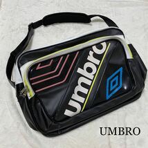 【11-138】UMBRO アンブロ デサント製 エナメル PVC ロゴプリント スポーツ トレーニング ジム サッカー ショルダーバッグ 黒 ブラック_画像1