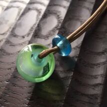 (送料無料)手作りガラスとんぼ玉紐のペンダント クリアー＆乳白 青緑_画像2