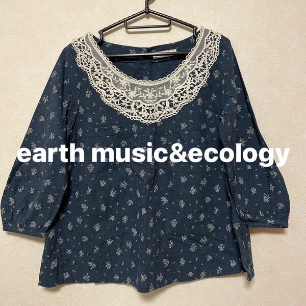 earth music&ecology ブルーのチュニックブラウス　襟元レース　花柄　デニム風　春夏秋