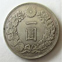 日本近代 新1円銀貨(小型) 明治22年後期(1葉密・離桐葉 4刺竜 中渦多巻) 38.09mm 26.97g 極美品_画像2