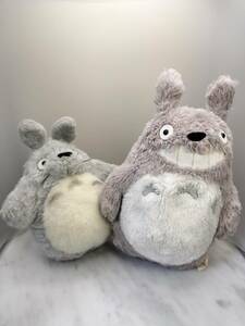 Рядом со следующей фаршированной игрушкой Totoro