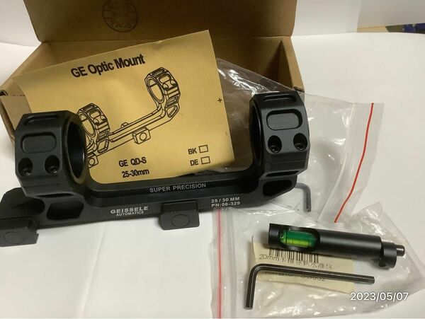 GEISSELE タイプ　25mm/30mm径　ワンピース　スコープマウント　+ マウント型水平器