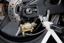 HONDA VTR1000 SP2 リア キャリパーステー (AL2017S 黒アルマイト仕上げ) & ブレンボ (旧カニ20.5161.43) 32φ P84mm リア キャリパー 金色_画像3