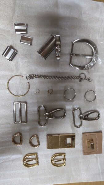 中古品。金具、チェーン長さ約20センチ、フック、留め具など、キズあり