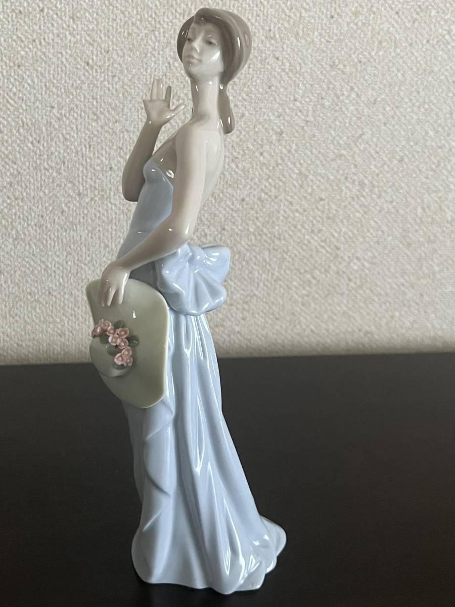 納得できる割引 【廃盤 美品】リヤドロ 台座付き 仔犬を抱く貴婦人