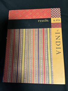 貴重本！インド織物紹介の集大成大型本。全344 ページ、内13ページから308ページまで織物のカラー写真 。インド織物紹介の宝物のような本