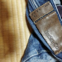 送料込み　DIESEL　ディーゼル　32 デニムパンツ JEANS　ITALY製　LARKEE ストレート　ジーンズ　ジーパン　クラッシュ加工_画像4