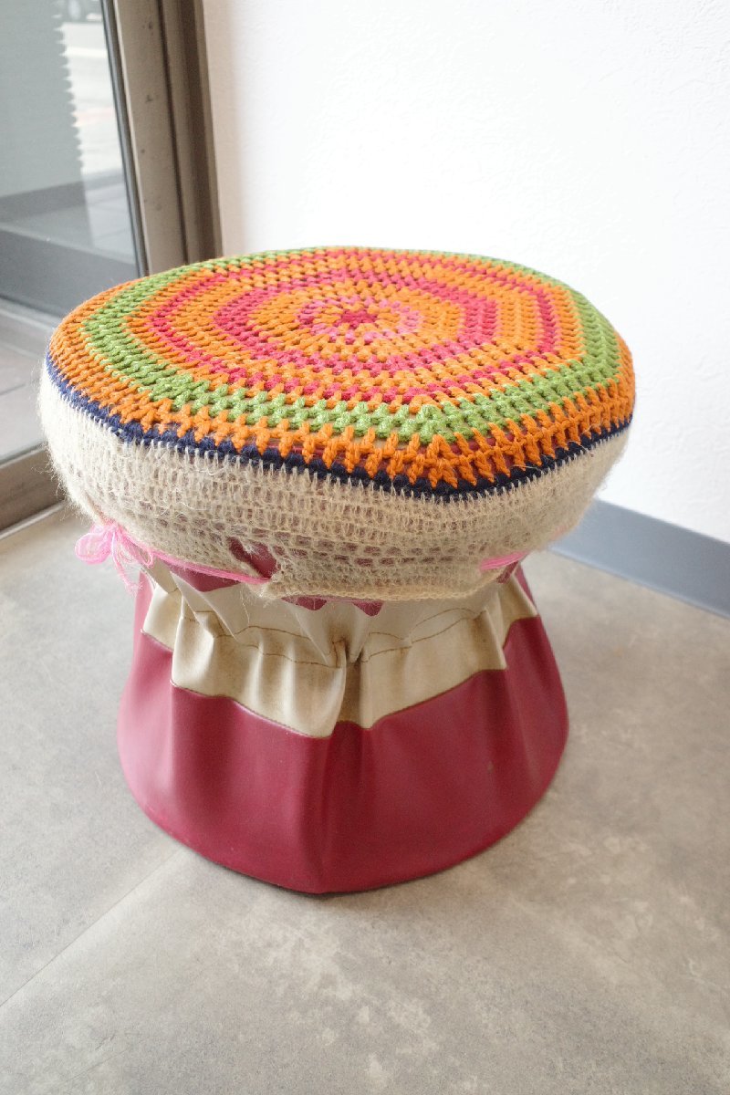 ○可愛い赤のドレッサー椅子 ニット編みカバーつき ビニール張り