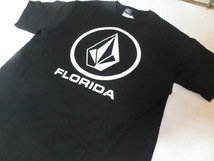 USA購入 人気ボーダー&サーフ系【VOLCOM】ボルコム【VOLCOM STONE FLORIDA】ロゴプリントTシャツUS Lサイズ ブラック_画像4