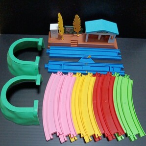 ● プラレール「カラフルレール・トンネル・駅」ストップレール ステーション ラッピングトレイン駅