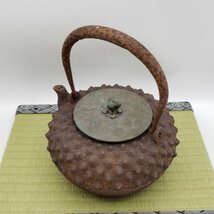 鉄瓶 鉄器 鬼あられ　龍文堂 あられ 古道具 煎茶道具 茶道具 茶器 急須 もれなし 鉄器 金属工芸 鉄製 茶器 やかん 時代物【80i2604】_画像3