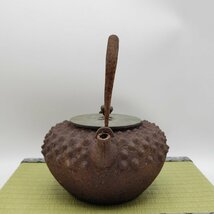 鉄瓶 鉄器 鬼あられ　龍文堂 あられ 古道具 煎茶道具 茶道具 茶器 急須 もれなし 鉄器 金属工芸 鉄製 茶器 やかん 時代物【80i2604】_画像2