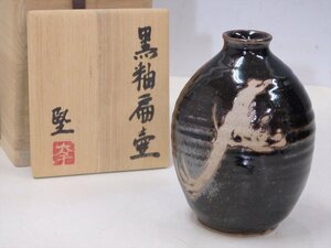 ★堅の銘あり【黒釉扁壷　共箱】抜絵　扁平な形　サイズ：11×9.3×高さ15cm　口径2.5cm　茶道具 茶器 花瓶 花入