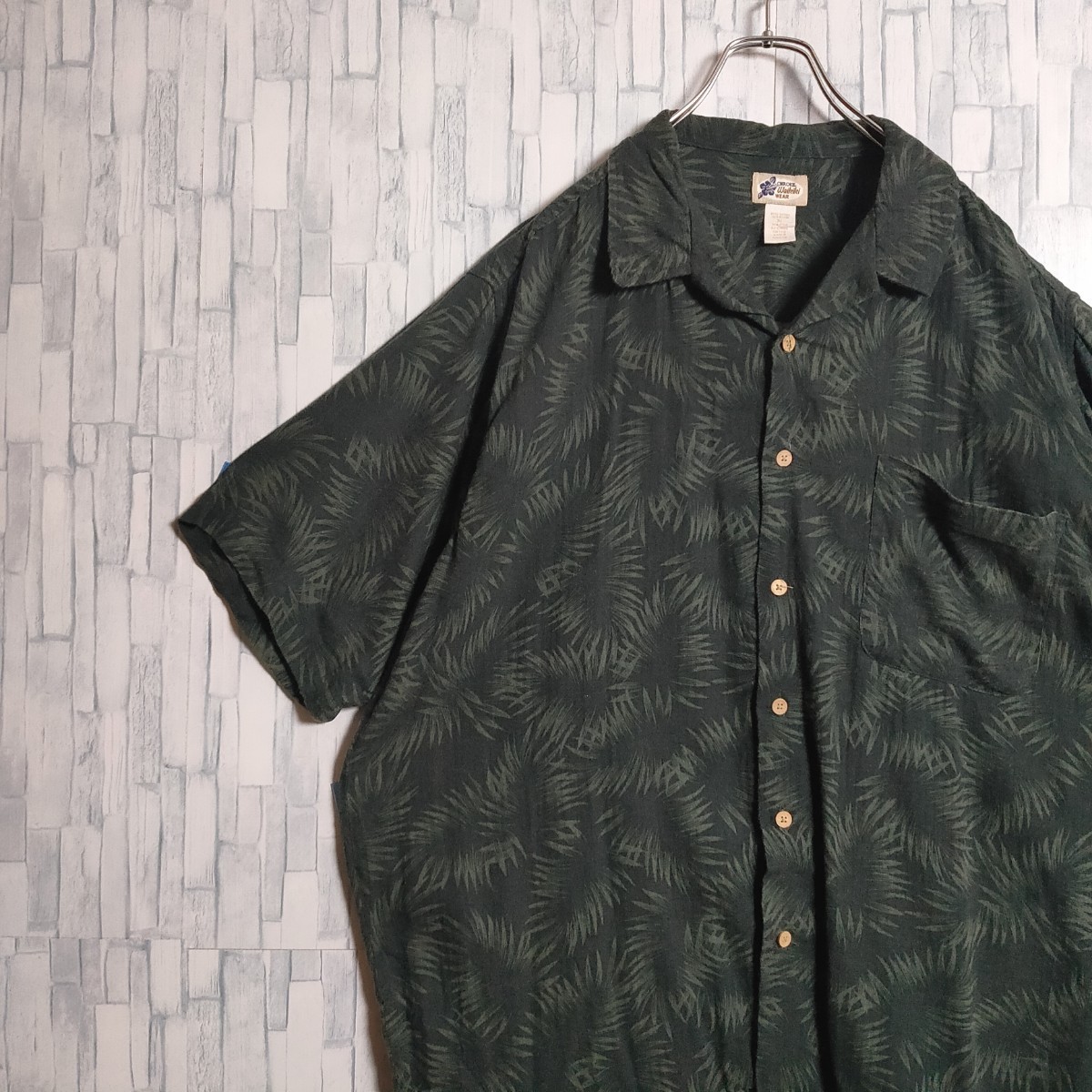 古着】リーフ柄 アロハシャツ ウッドボタン 開襟シャツ 綿レーヨン素材