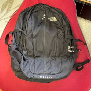 7年前ぐらいに直営店で購入したTHE NORTH FACEのバックパックです!1泊の旅行でもこれ1つで十分なぐらい容量はあります。