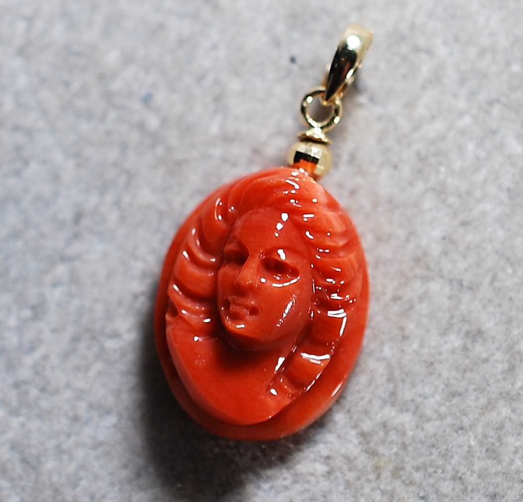 K金具 珊瑚 ペンダントトップ 花鳥図彫刻 ga
