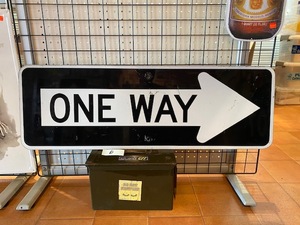 道路標識 本物 即決 アメリカ雑貨 ロードサイン ONE WAY D 一方通行 ノース 輸入雑貨 カリフォルニア メタルサイン E161 ロサンゼルス