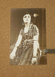 M2408【プロマイド】ポーラ・ネグリ Pola Negri OKADA SEIKODO CO JINBOCHO KANDA TOKYO ブロマイド■■1920年代