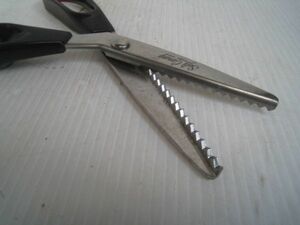  scissors tongs pinking .si pinking scissors paper cut . cloth is .. not /19N4.20-25