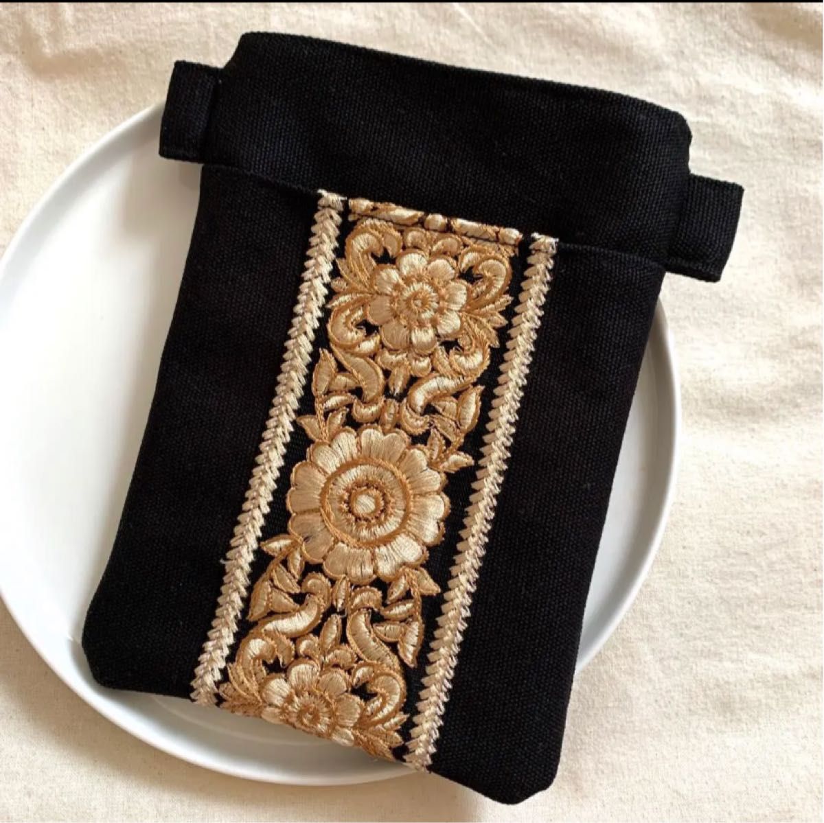 no 28】 タッセルチャーム付き タグ付き インド刺繍リボンポーチ(M