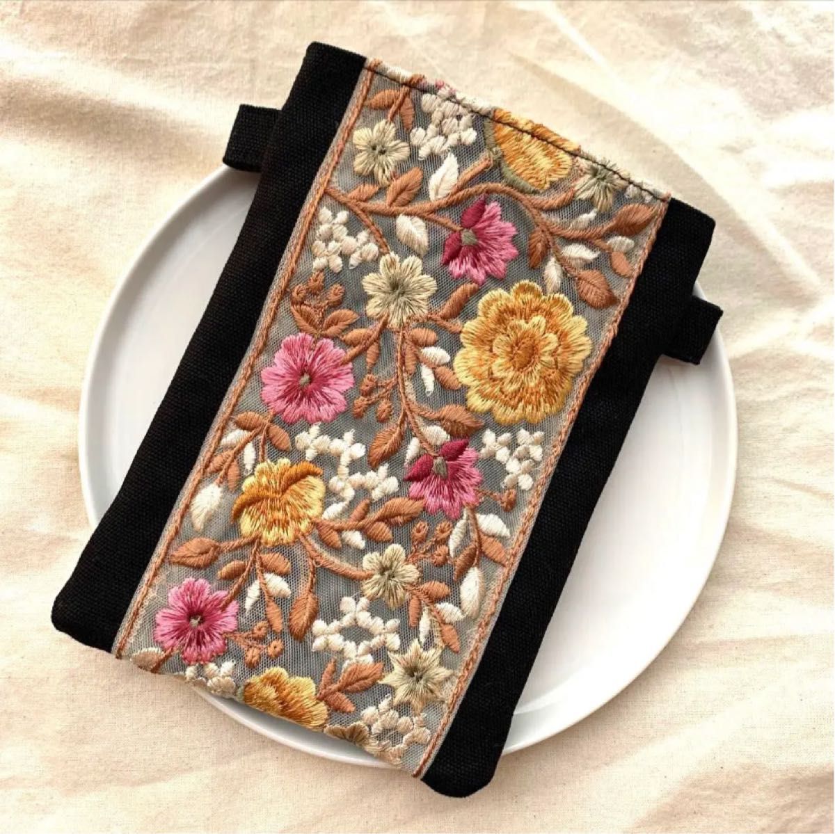 no 28】 タッセルチャーム付き タグ付き インド刺繍リボンポーチ(M
