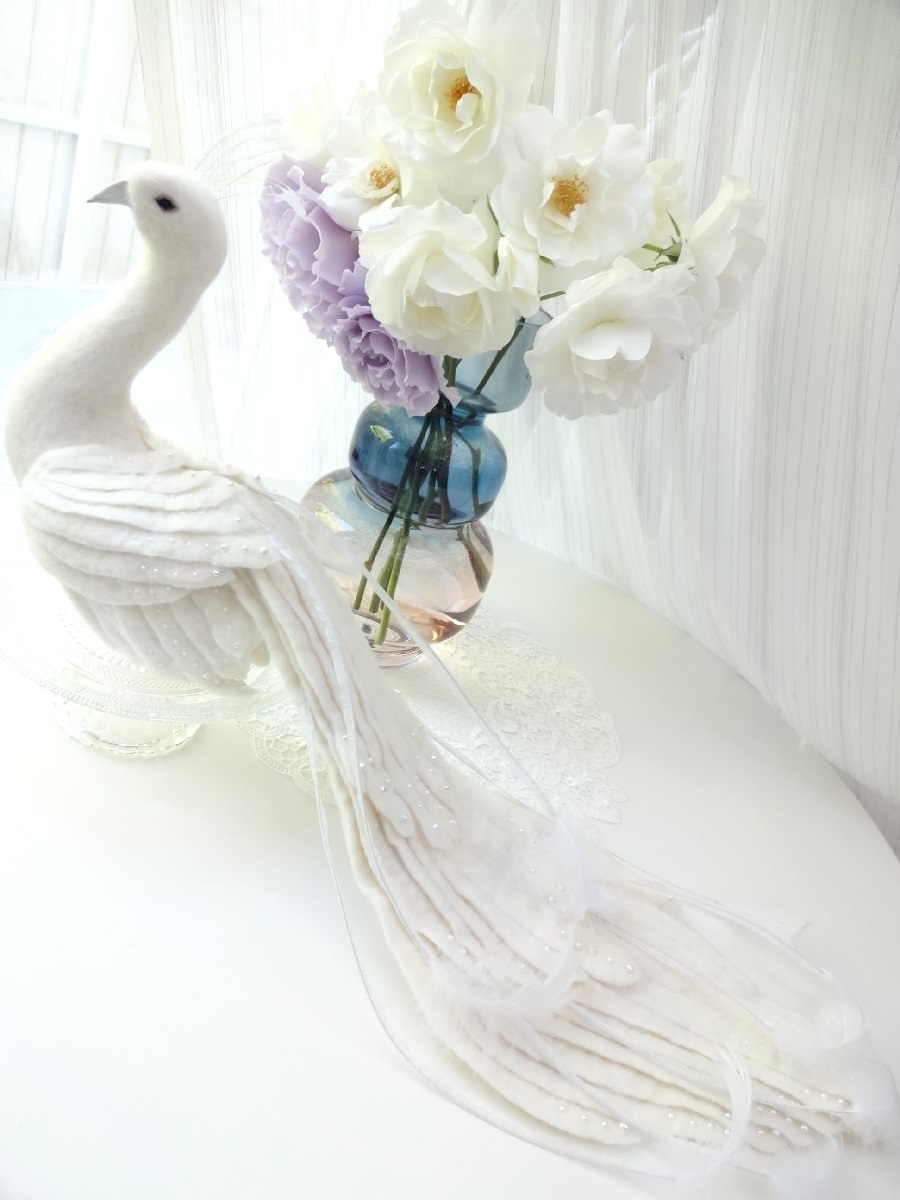 Poupée d'objet d'art ◆ Feutre de laine Paon blanc Oiseau de paon Travail fait à la main Figurine Objet Perle Broderie Plaque de verre Support inclus !, jouet, jeu, jouet en peluche, Feutre de laine