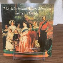 入手困難　古書/洋書/The Victoria and Albert Museum Souvenir Guide（ヴィクトリア　アンド　アルバート美術館　ガイド）/レトロ_画像1