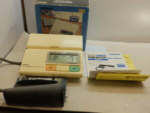 OMRON/オムロン デジタル自動血圧計 HEM-706 ファジィ OMRON 上腕式血圧計　黄ばみ 箱/取扱説明書有 中古OK！