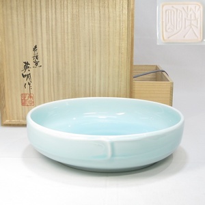 [F2391] Japan industrial arts . regular member name . kiln angle . britain Akira blue white porcelain . mud flower vase water feature pot also box .: angle . one . prompt decision postage included 