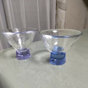 冷酒グラス　冷酒盃　２個セット 　手造り ガラス　ぐい呑　マリンブルーとスカイブルー　冷酒 　工芸作家刻印　未使用　工芸グラス
