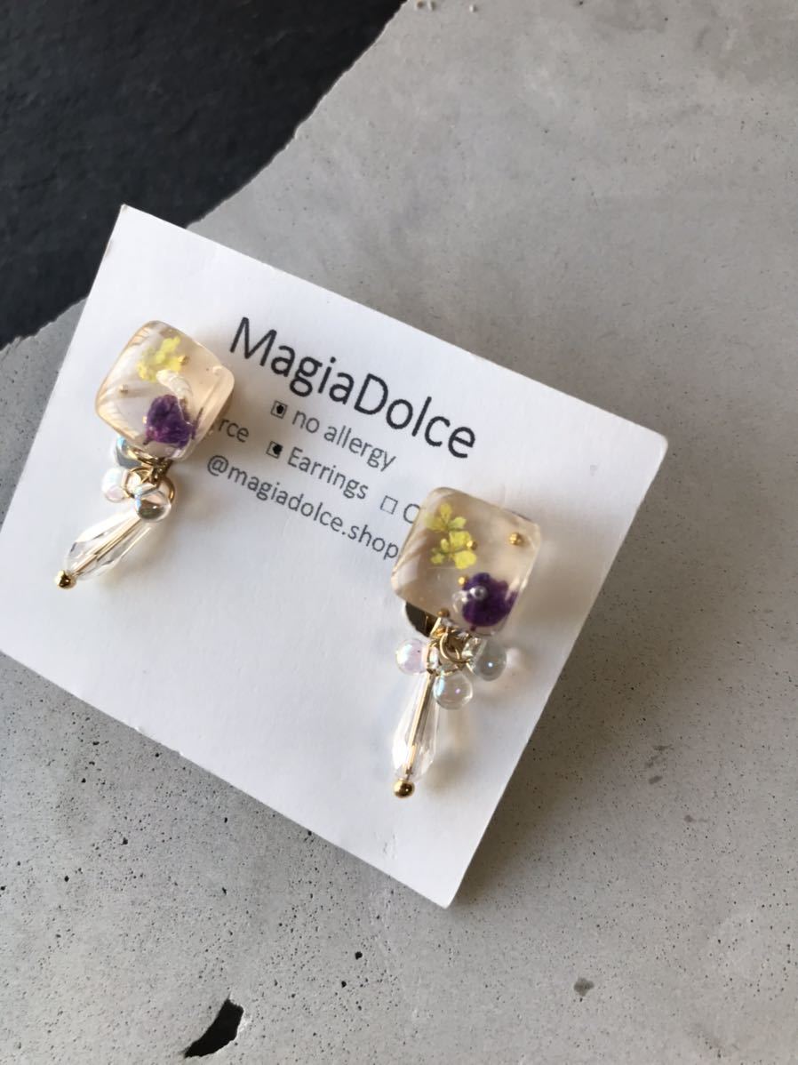 MagiaDolce.h 10681●Flower earrings, cute earrings, dangling earrings, gold earrings, gypsophila, resin allergy-friendly earrings, handmade, Accessories (for women), earrings, earrings