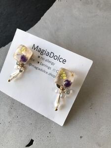 Art hand Auction MagiaDolce.h 10681●Flower earrings, cute earrings, dangling earrings, gold earrings, baby's breath, resin allergy-friendly earrings, Handmade, Accessories (for women), Earrings, Earrings