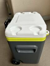 ☆USED品☆　Igloo 28QT ROLLER ローラー付き クーラーボックス_画像1