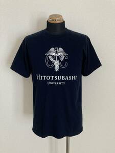 【一橋大学】Tシャツ M相当 校章 ロゴ シンボル 東京 国立大学 名門 HITOTSUBASHI UNIVERSITY 英語 カレッジ風 ネイビー 小難品 送料無料