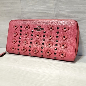 1581 COACH コーチ 長財布 ロングウォレット ラウンドファスナー レザー 花 フラワー スタッズ ロゴ 小銭入れ 札入れ カード入れ ピンク系