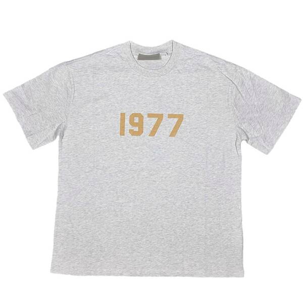 [並行輸入品] FEAR OF GOD FOG ESSETIALS エッセンシャルズ 1977ロゴ 半袖 Tシャツ (ライトグレー) (S)