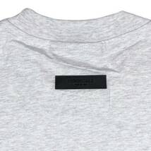 [並行輸入品] FEAR OF GOD FOG ESSETIALS エッセンシャルズ 1977ロゴ 半袖 Tシャツ (ライトグレー) (S)_画像4