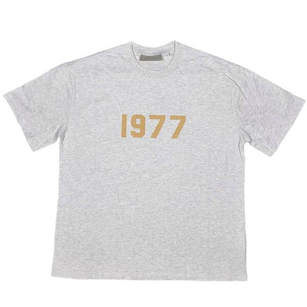 [並行輸入品] FEAR OF GOD FOG ESSETIALS エッセンシャルズ 1977ロゴ 半袖 Tシャツ (ライトグレー) (L)