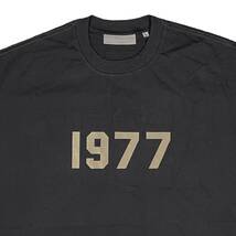 [並行輸入品] FEAR OF GOD FOG ESSETIALS エッセンシャルズ 1977ロゴ 半袖 Tシャツ (ブラック) (L)_画像3